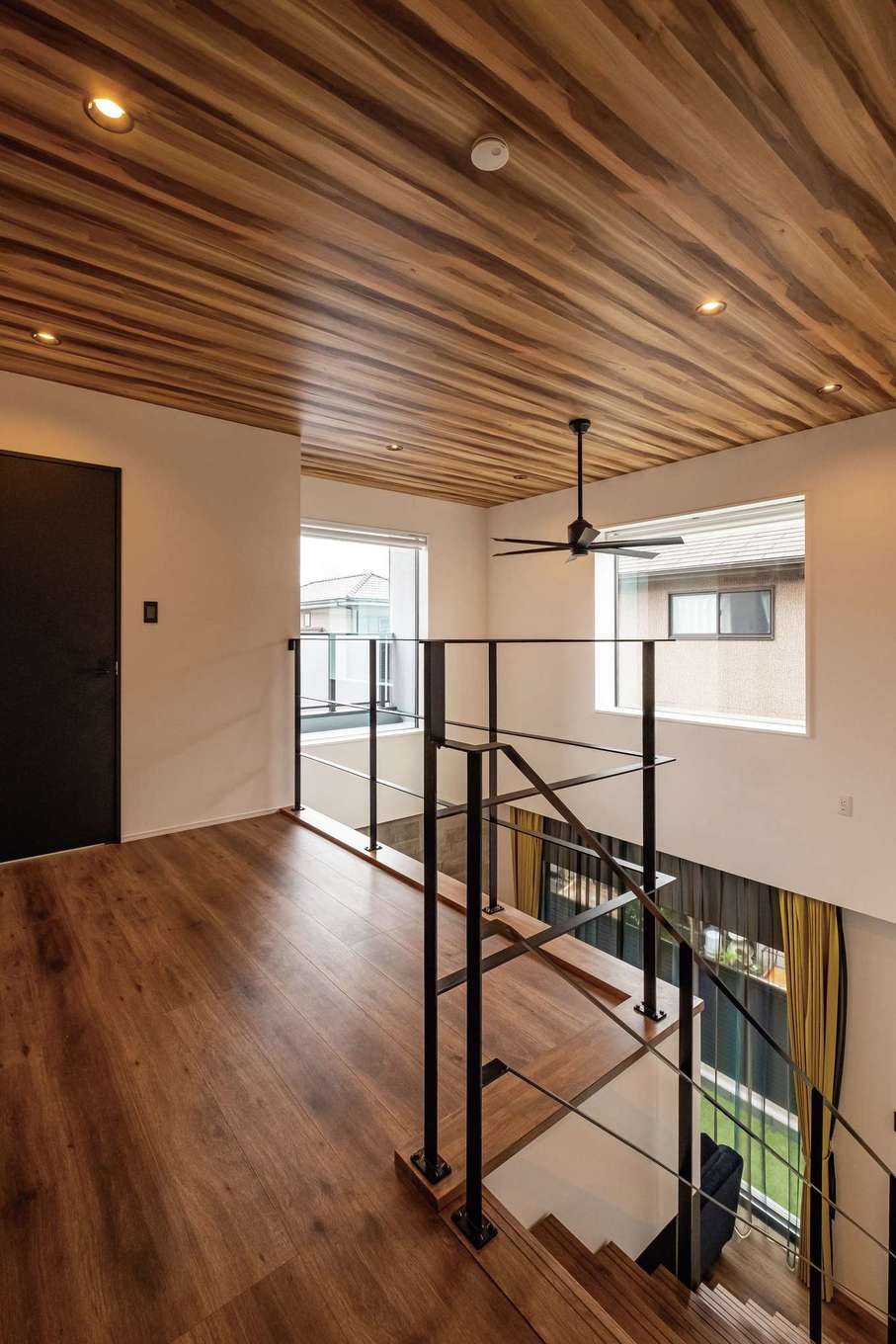 TOZAKI HOME 戸﨑建設　【デザイン住宅、間取り、インテリア】吹き抜け天井のクロスと2階ホールの床を木目調で揃えて一体感を出した