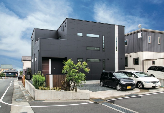 黒をベースに白いラインを効果的に用いた外壁。外壁材はALCを標準採用。縦横のスリット窓の配置も端正な印象を与えるファサード