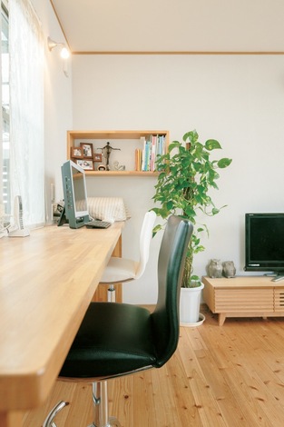 作業用のカウンター机、奥の棚などはすべて造作家具。すっきりお洒落に暮らす工夫が生きている