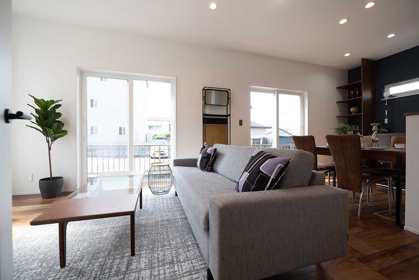 OWN RESORT HOME（オウンリゾートホーム）【デザイン住宅、趣味、間取り】20.1畳のLDK。日当たり良好で、朝から夕方遅くまで照明要らず