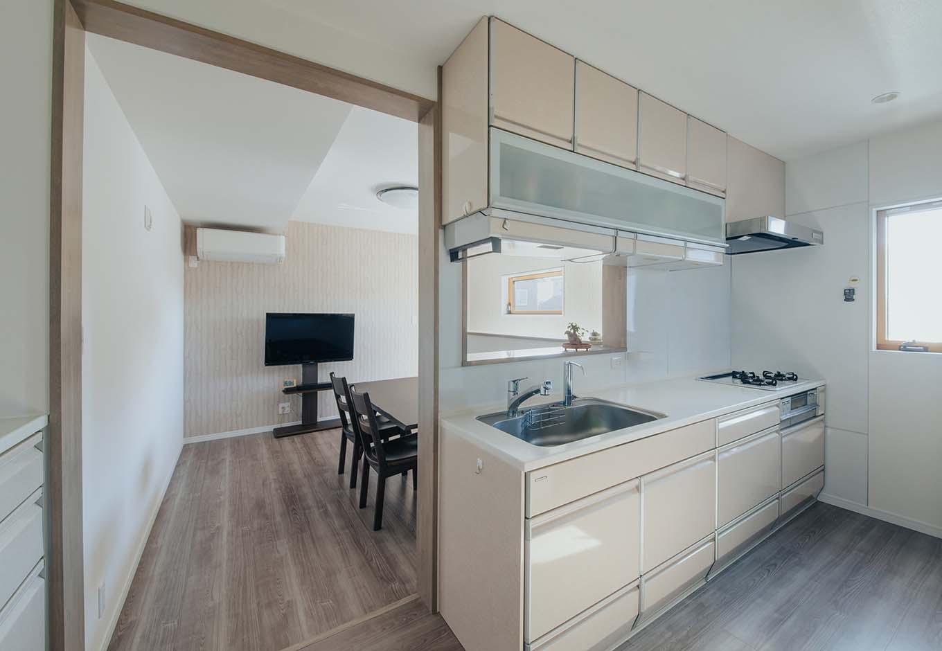 ハート住いる｜親世帯のキッチンとカップボードは、もともと使っていたCleanupの高級キッチンを移設した