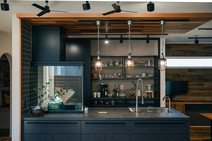 モダンで機能的なデザインのキッチン。オープンシェルフと広い作業スペースが特徴で、便利に使える空間