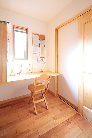 キッチン納戸から浴室へ は一直線。主婦にとって はこの配置が便利。収納 もたっぷり取ってあるの で、日常の細々した物が すべて収納できる。一角 には看護師として働く奥 様の主婦デスクも