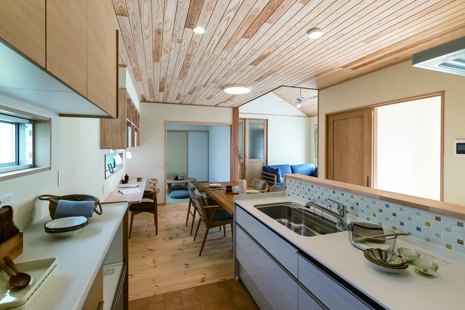 住まいるコーポレーション【自然素材、省エネ、平屋】シンクと調理台前の立ち上がり部分、白い壁には名古屋モザイクのタイルを採用。奥さまのテンションが上がるおしゃれなキッチンが誕生！