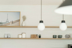 キッチンはタイルと造作棚で、イメージ通りの仕上がり。照明はもちろん、棚の色味や間隔など細部まで要望が叶えられ、1つ1つ丁寧にセレクトされた食器や雑貨もよくマッチしている