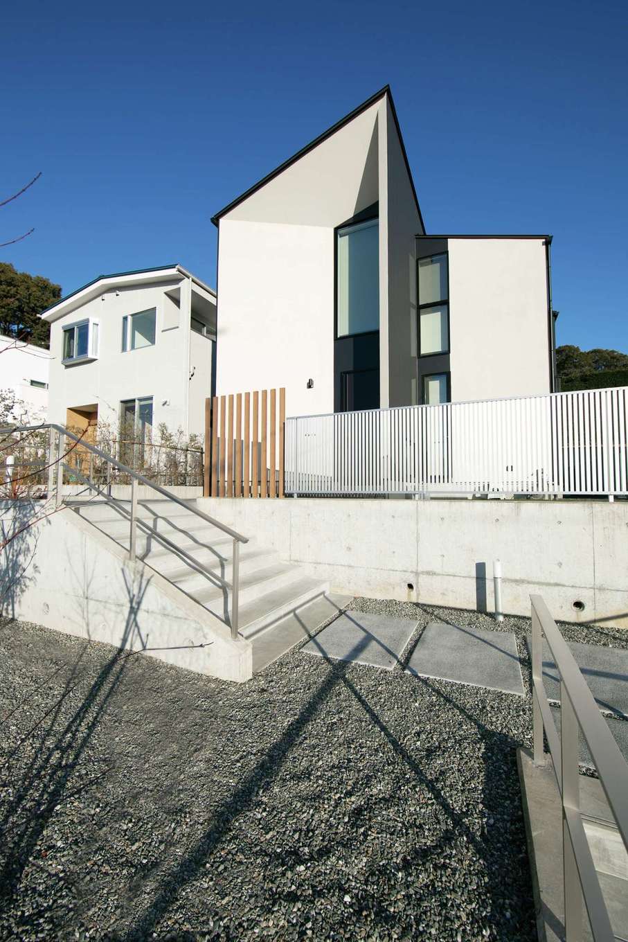 TENアーキテクツ 一級建築士事務所【デザイン住宅、高級住宅、間取り】『TENアーキテクツ』の作品らしい、エッジの効いた外観。近隣へ引越しの挨拶に行った先々で、「あの素敵な白い家の？」と言われてうれしかったそう