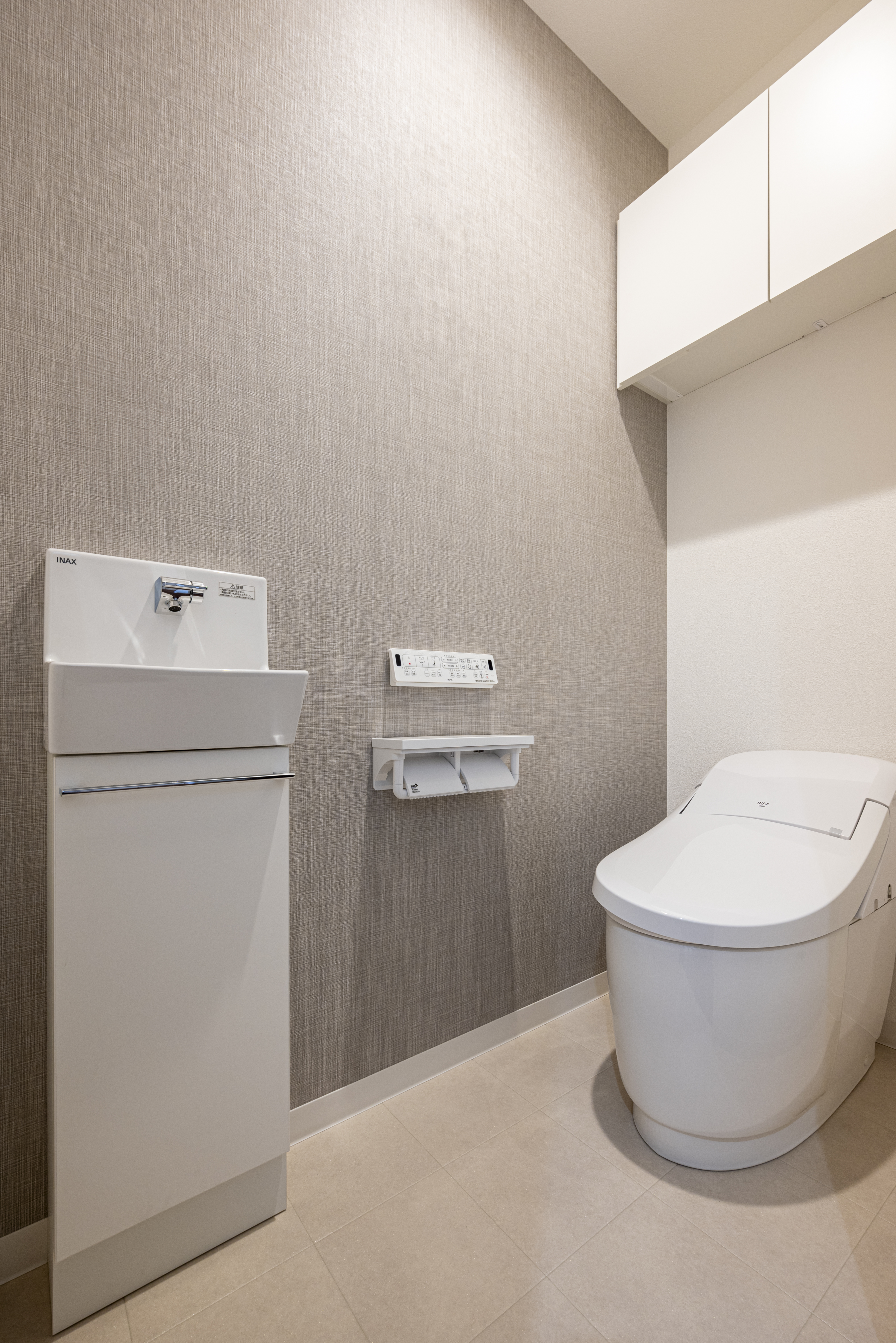 トキワハウス デザイン アンド ビルド（常盤工業）｜モダンで落ち着いたデザインのトイレ空間。壁面収納も完備し、使いやすさとスタイリッシュさを兼ね備えた一室。