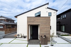白とブラウンの調和が魅せる上質モダンな住まい