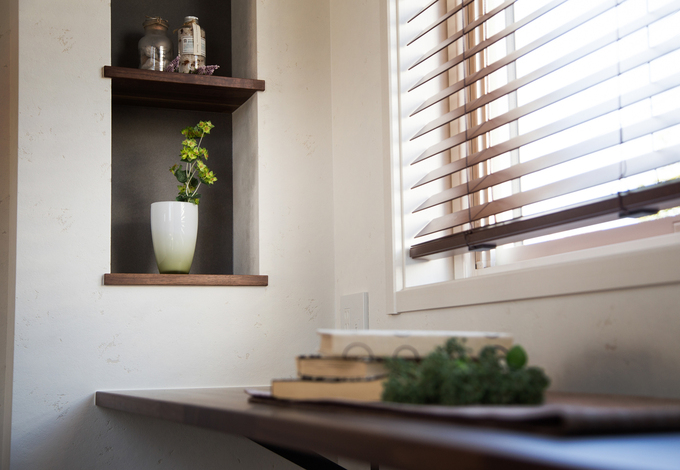 ニッチの背面のみアクセントクロスを採用したこだわりポイント。細部にまでこだわることができるのも、フリープラン・フリーデザインの同社だからこその特徴だ