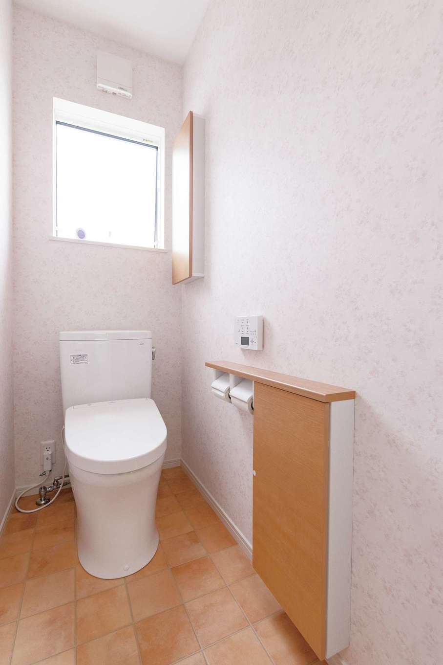 近藤建設工業【子育て、自然素材、平屋】2つあるトイレはかわいらしいピンクと、爽やかなブルーをチョイス