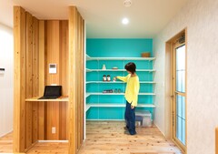 キッチン真横にあるパントリーは壁紙がビビッド。扉がなくオープンな作りで、子どもたちが自分で探したり、片付けられるように」と奥さま