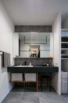 ホテルライクな洗面。
洗面ボウルの右側には、奥様の化粧スペースを確保。