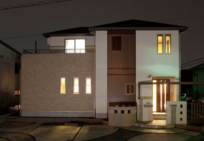 洗練された印象の外観は、夜の表情も美しい