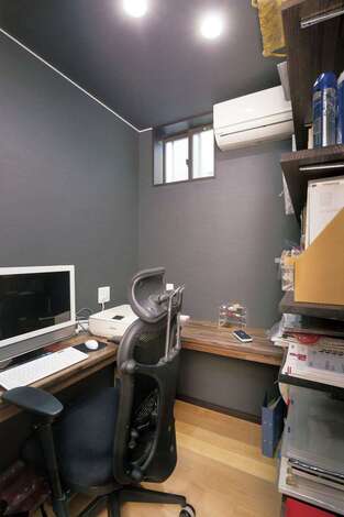 玄関と洗面に近く、身支度に便利なご主人の書斎。趣味や勉強に集中できるだけでなく、荷物や洗濯物をリビングに持ち込まない動線で、奥さまもご機嫌