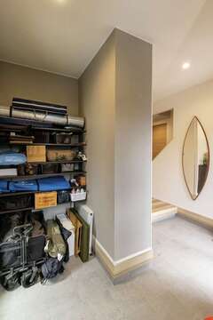 玄関土間には趣味のアウトドアグッズを整理整頓し収納できる棚を造作