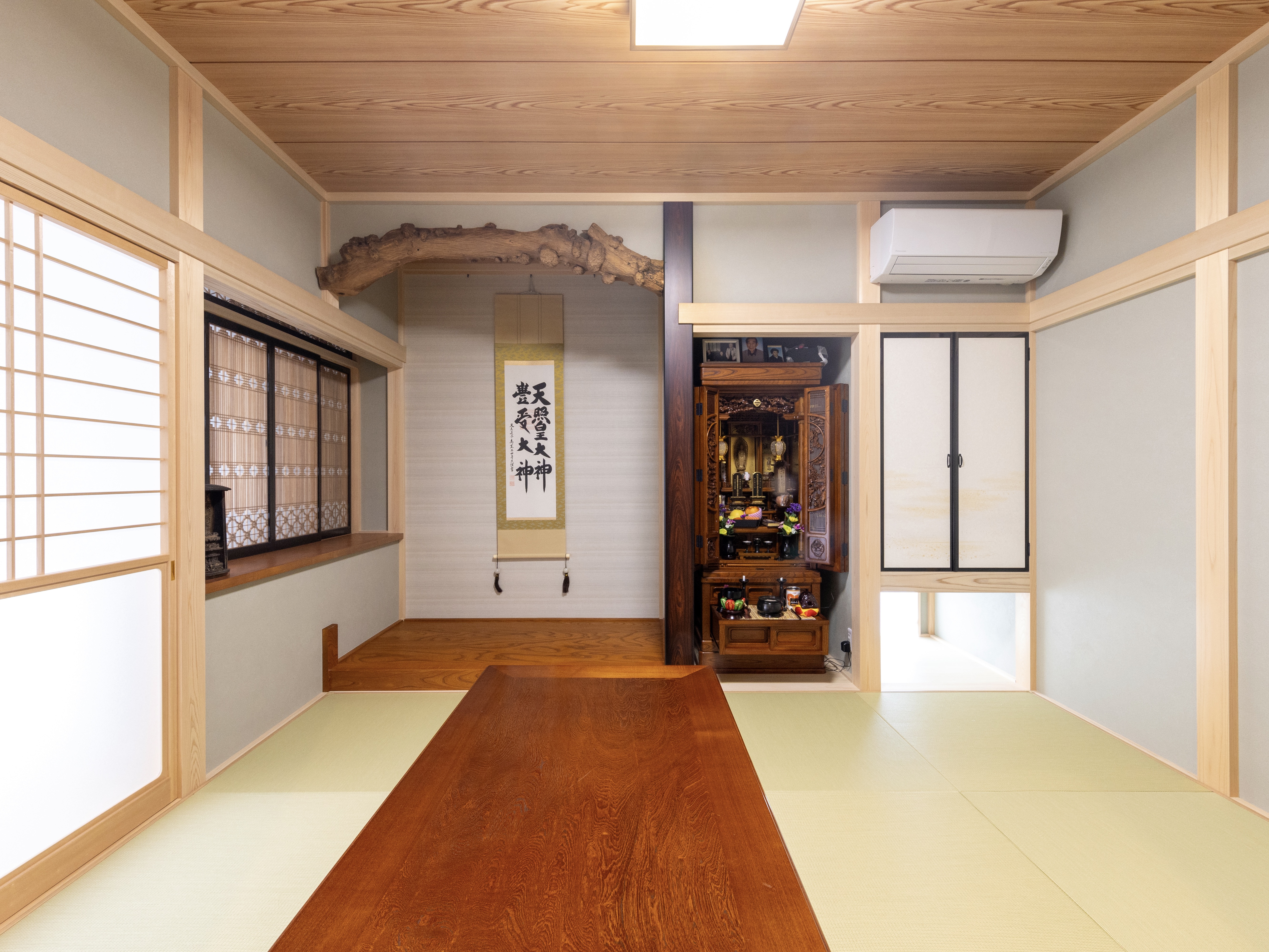 エスホーム｜以前使われていた、床の間の垂れ壁の下を飾る「落とし掛け」を移築。床の間傍の窓には、組子細工が施された障子と欄間。「大切にしたい」と、それらが似合う和室を作った。