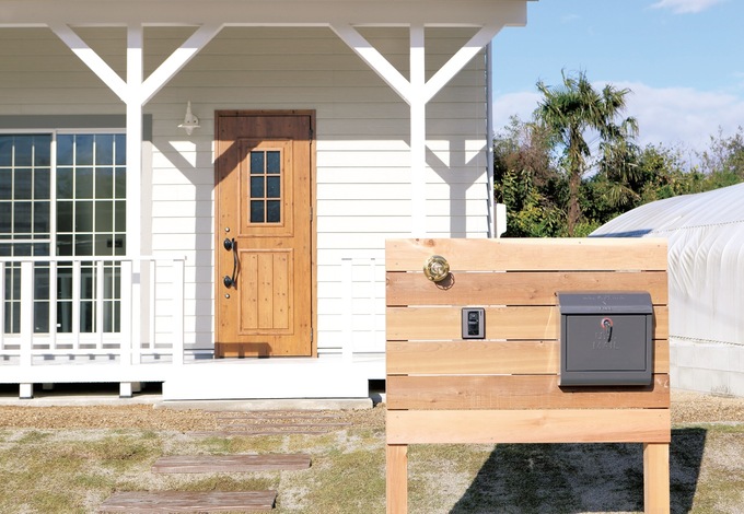 アプローチに建てた木の表札も施主さんの持ち込み