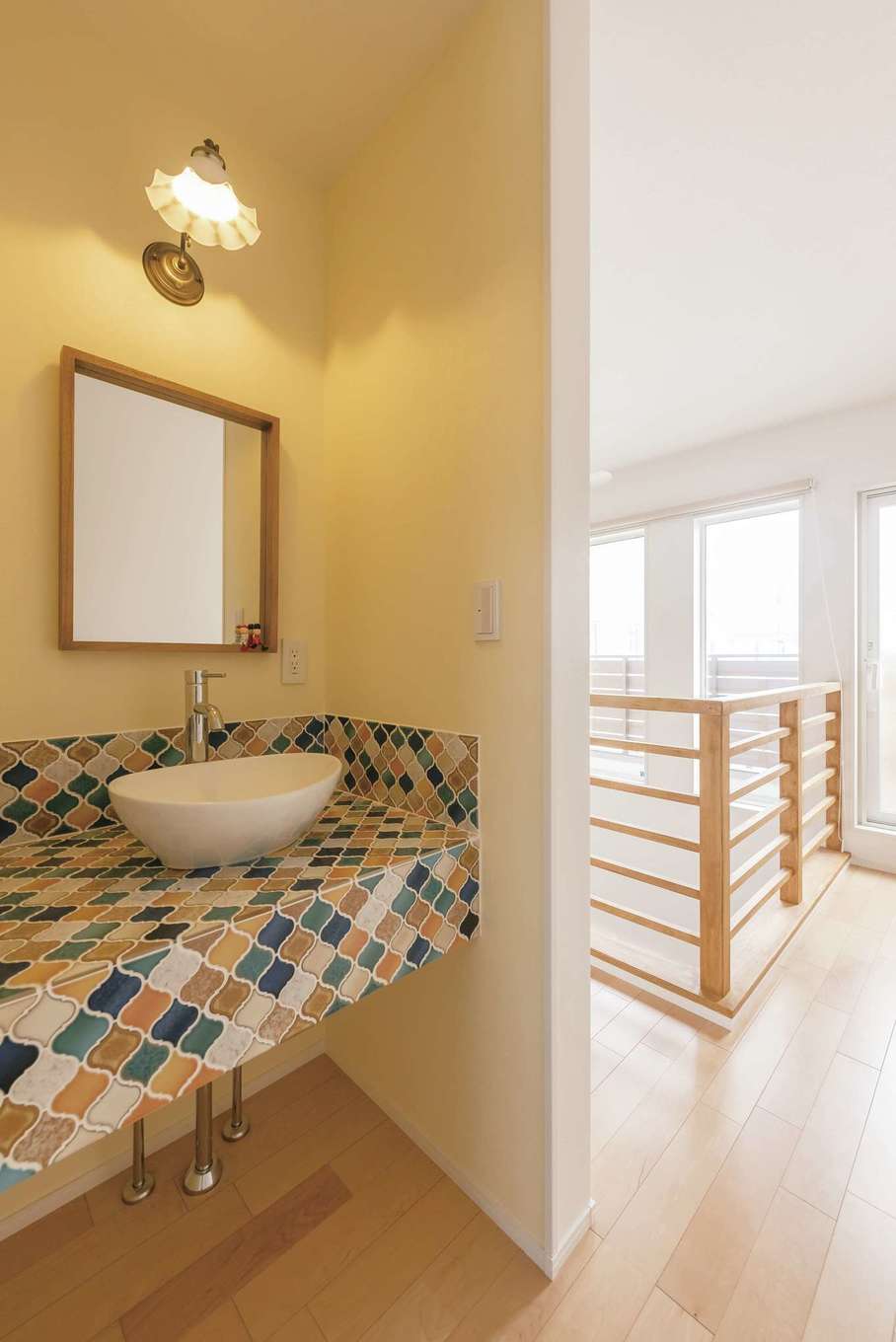 芹工務店【子育て、自然素材、省エネ】洗面は名古屋モザイクのタイルで造作。絶妙な配色が美しい