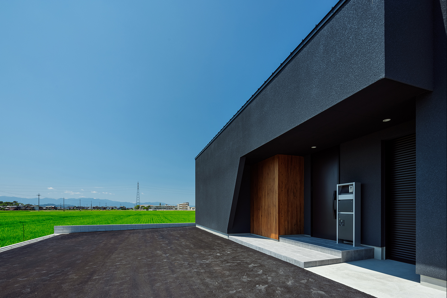 ETERNITY（エタニティ)　SIMPLE NOTE 浜松東【デザイン住宅、平屋、ガレージ】庭木の管理や除草にかける時間のすべてを、家の中でくつろぐ時間に替えたい。そんな思いから外構もシンプルに