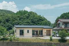 明るさとあたたかさに包まれて 風景と自然素材が調和する27坪の平屋