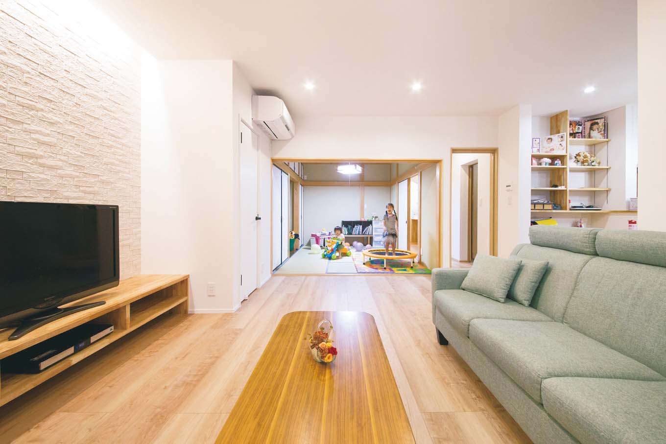内田建設｜1階に3部屋あった和室は1部屋だけ残し、子どもたちの遊びスペースに。地袋を利用した収納棚などを使い、おもちゃはすべてこの部屋に収納。おかげでリビングはいつもスッキリ片付く。TV側の壁はエコカラットで調湿とデザインのアクセントに