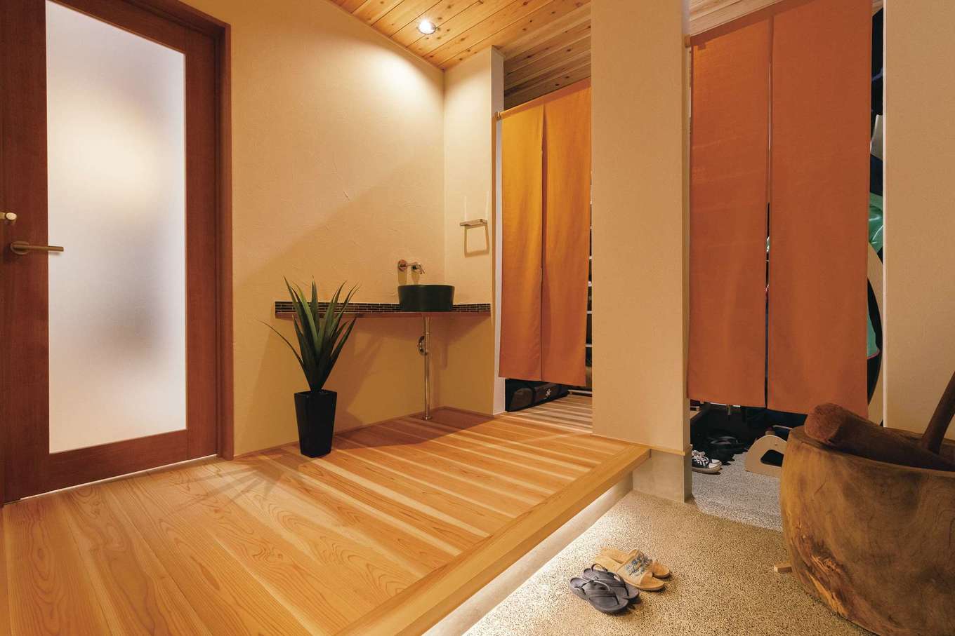 ハートホーム【デザイン住宅、和風、自然素材】杉板の天井、洗い出しの土間はご主人のこだわり。シューズクロークを出てすぐの造作洗面台で手を洗って室内へ入れる