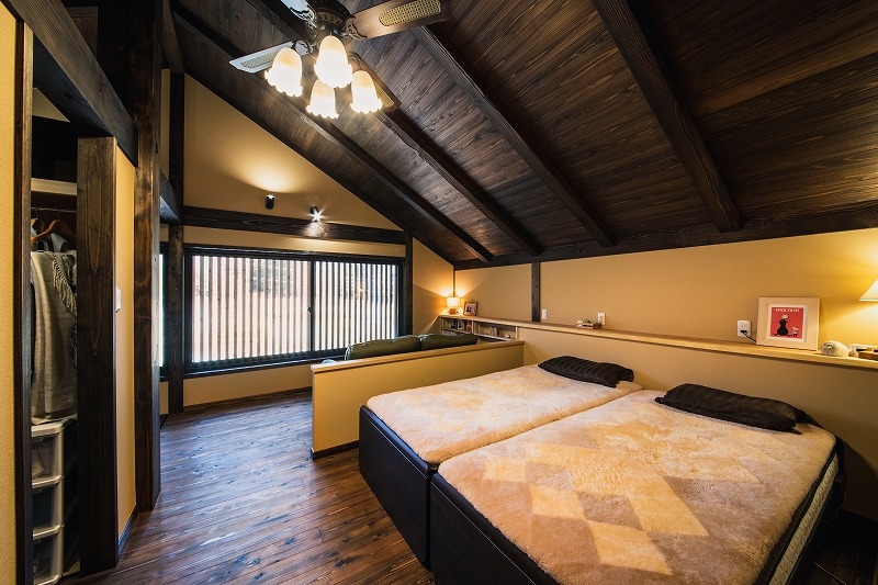 小幡建設【デザイン住宅、和風、省エネ】主寝室にある窓の建具は、ご夫婦で行った奈良井宿で見つけ採用することを決めた