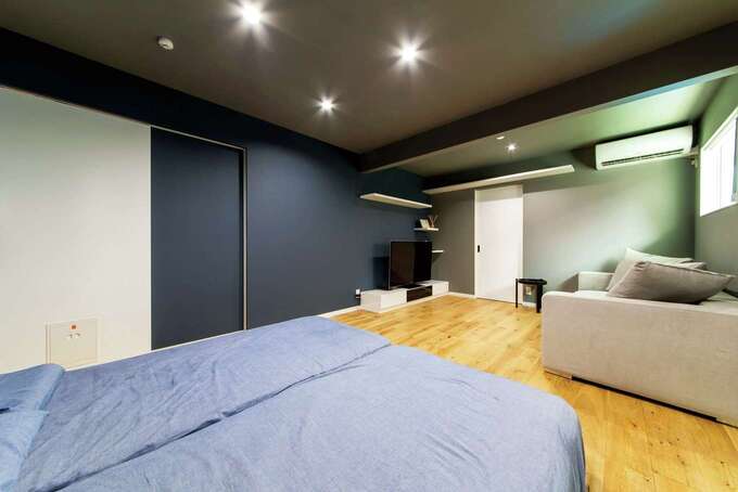 寝室のテレビとソファはご主人のこだわり。6畳のウォークインクローゼットも実現した