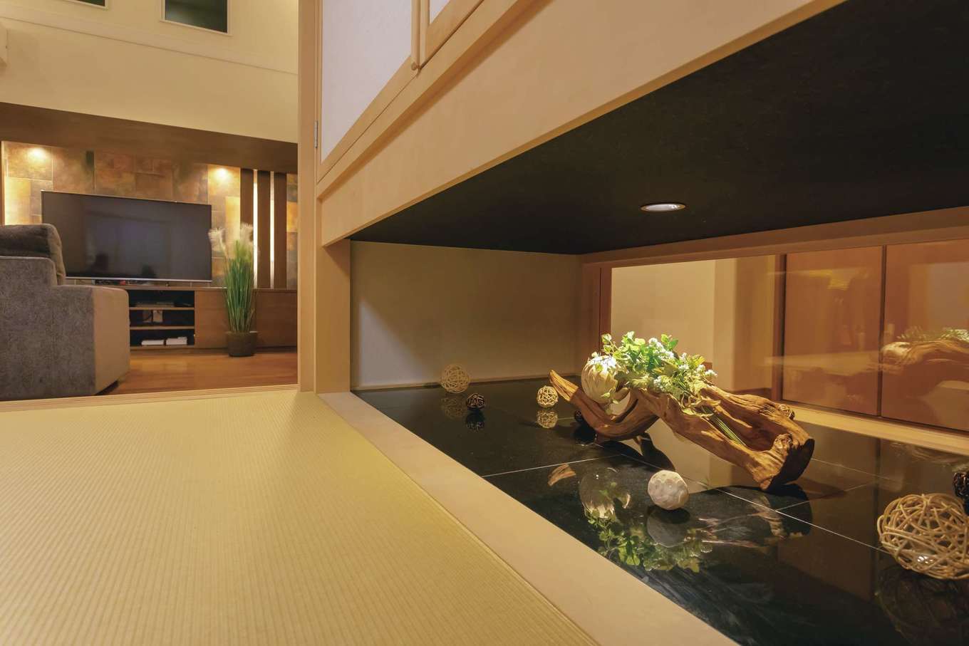 住宅工房 アリアンス【デザイン住宅、趣味、間取り】吊り押入を採用し、より広く見せる和室。地窓から光を取り込み、十分な明るさを確保