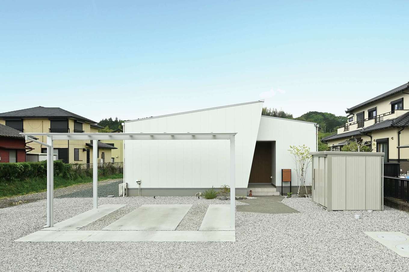 REIWA HOUSE（令和ハウス）【デザイン住宅、省エネ、間取り】のどかな住環境で、平屋の美しいプロポーションがひときわ映える白亜の邸宅。プライバシーと開放感を両立するために、通り側には一切窓を設けず、中庭から光と風を招き入れる