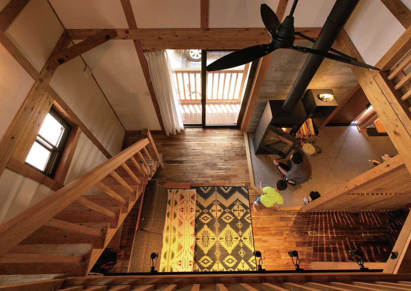 サイエンスホーム【趣味、自然素材、間取り】子どもたちが「ただいま」を言ってから2階に上がるリビング階段も無垢材