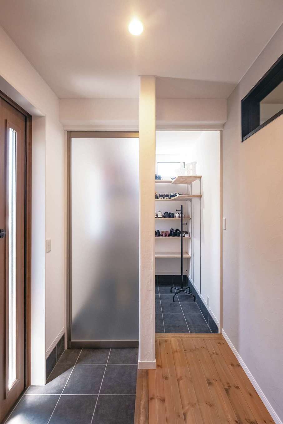 藤田建設（ラフェルム沼津）【デザイン住宅、自然素材、ペット】靴好きのご主人のため、玄関横に大容量のシューズクローゼットを配置。自転車も入り収納力抜群