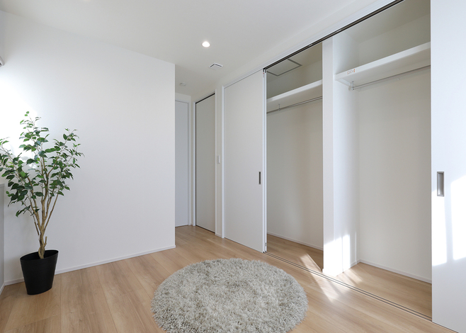 主寝室にはWICとは別に、壁面にクローゼットも設けた。大容量収納で、オシャレ好きなご夫妻は服のチョイスもしやすい配置に大満足