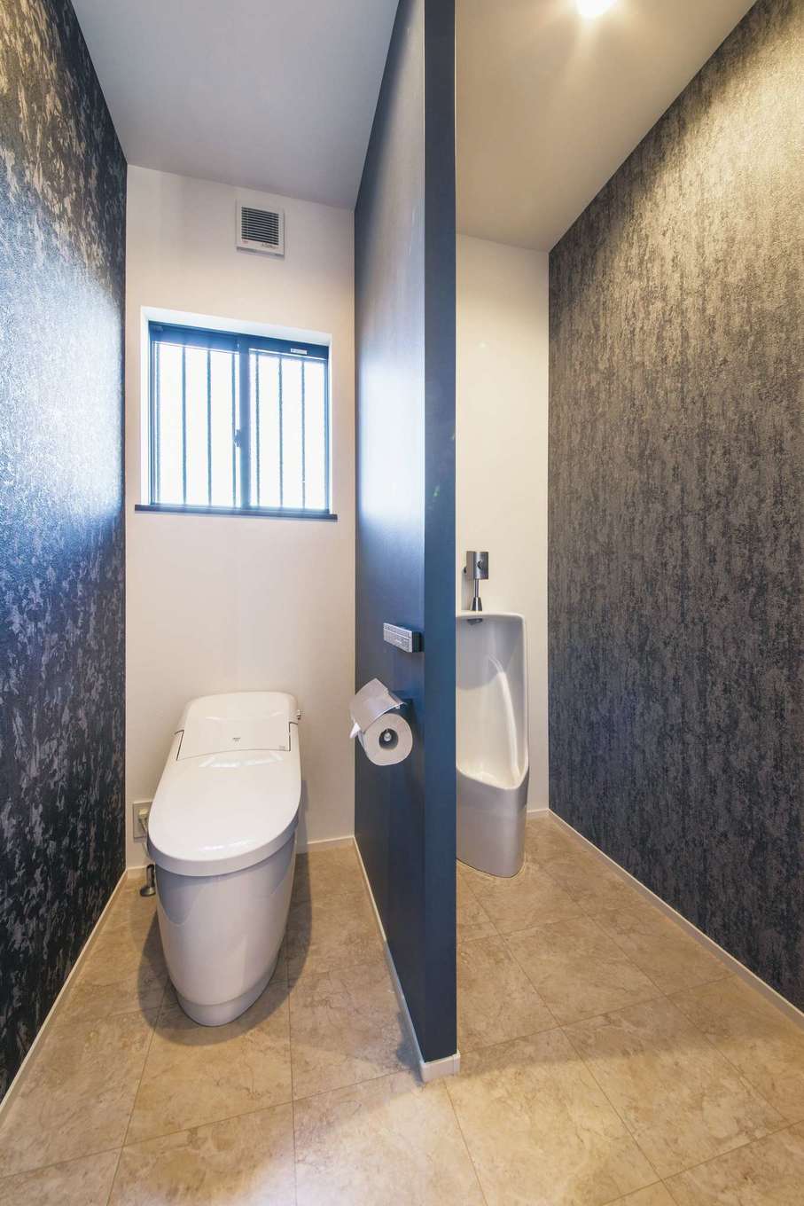 スズイチ【デザイン住宅、平屋、ガレージ】トイレは衛生面に配慮して、女性用と男性用に分けてある