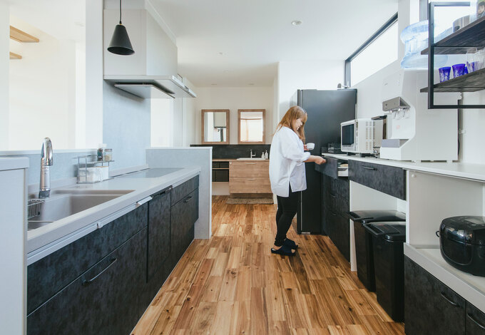 キッチンはゆとりたっぷりの広々設計。「ホームパーティーでは、私がここで動いていても、お客さんが気にせずに飲み物を注げるほどゆったりとした広さがあります」と奥さま。小学生の娘さんと一緒にキッチンに立つのも楽しみなのだという。食器洗い担当のご主人と並んでのキッチンワークももちろん余裕