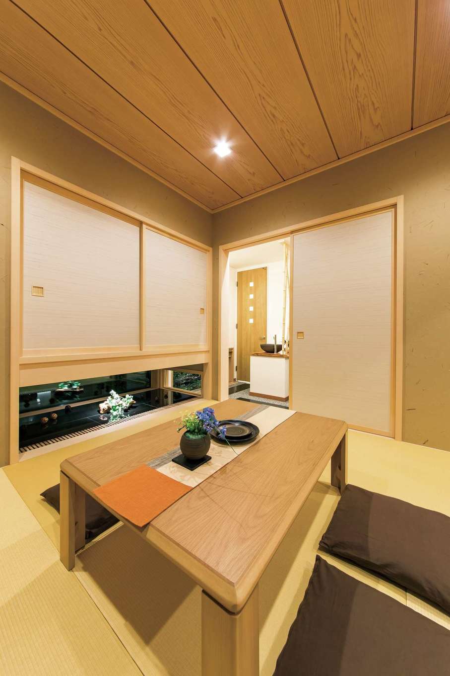 住宅工房 アリアンス【デザイン住宅、省エネ、間取り】玄関ホールから直結する和室は、リビングを通らずに化粧室に行けるのでゲストも気を使わずに済む。吊押入れを採用したことで視線が対角線に伸び、狭く感じない