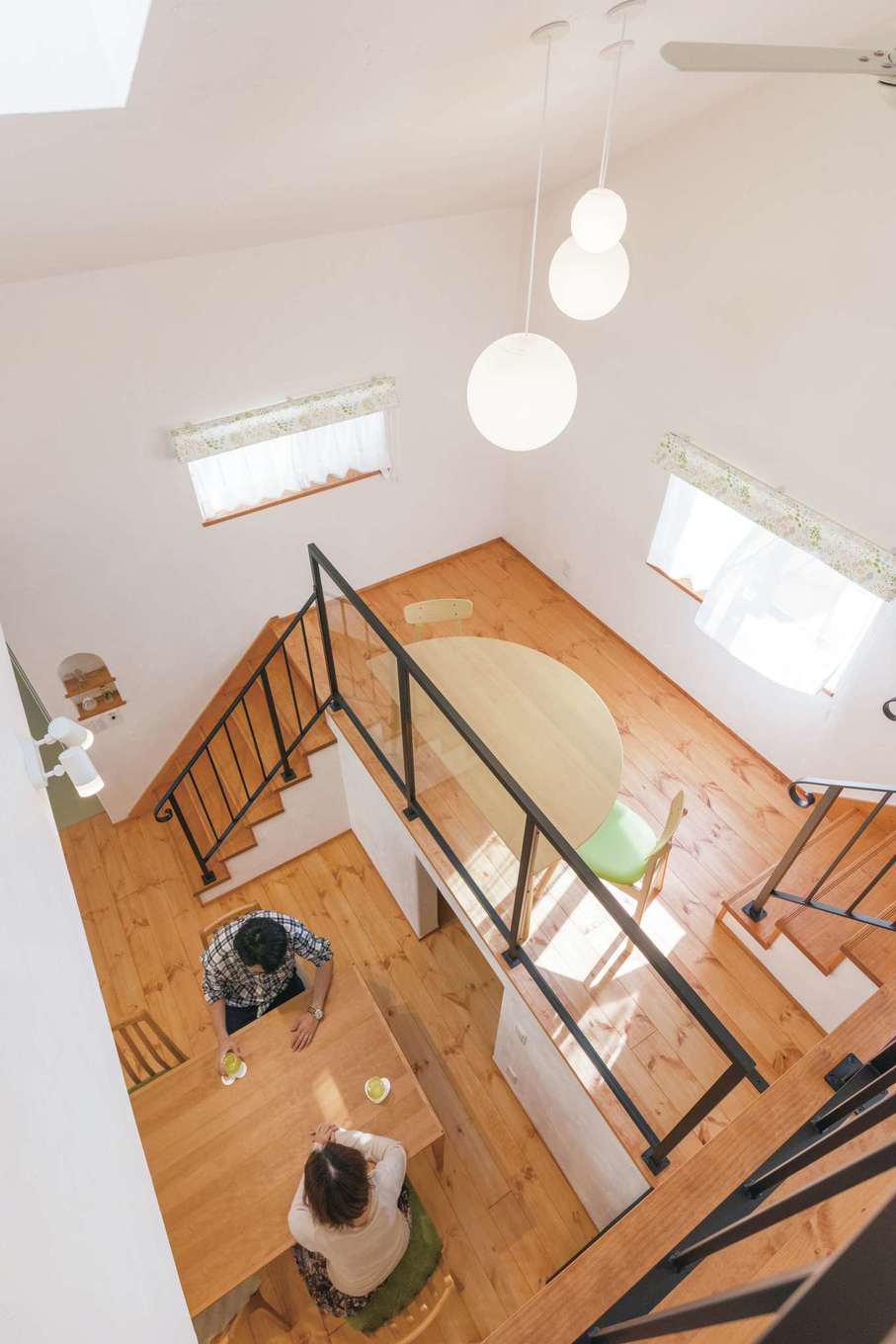 アイジースタイルハウス【デザイン住宅、自然素材、省エネ】天窓からのやさしい光が白い漆喰に反射して、空間を明るく見せている