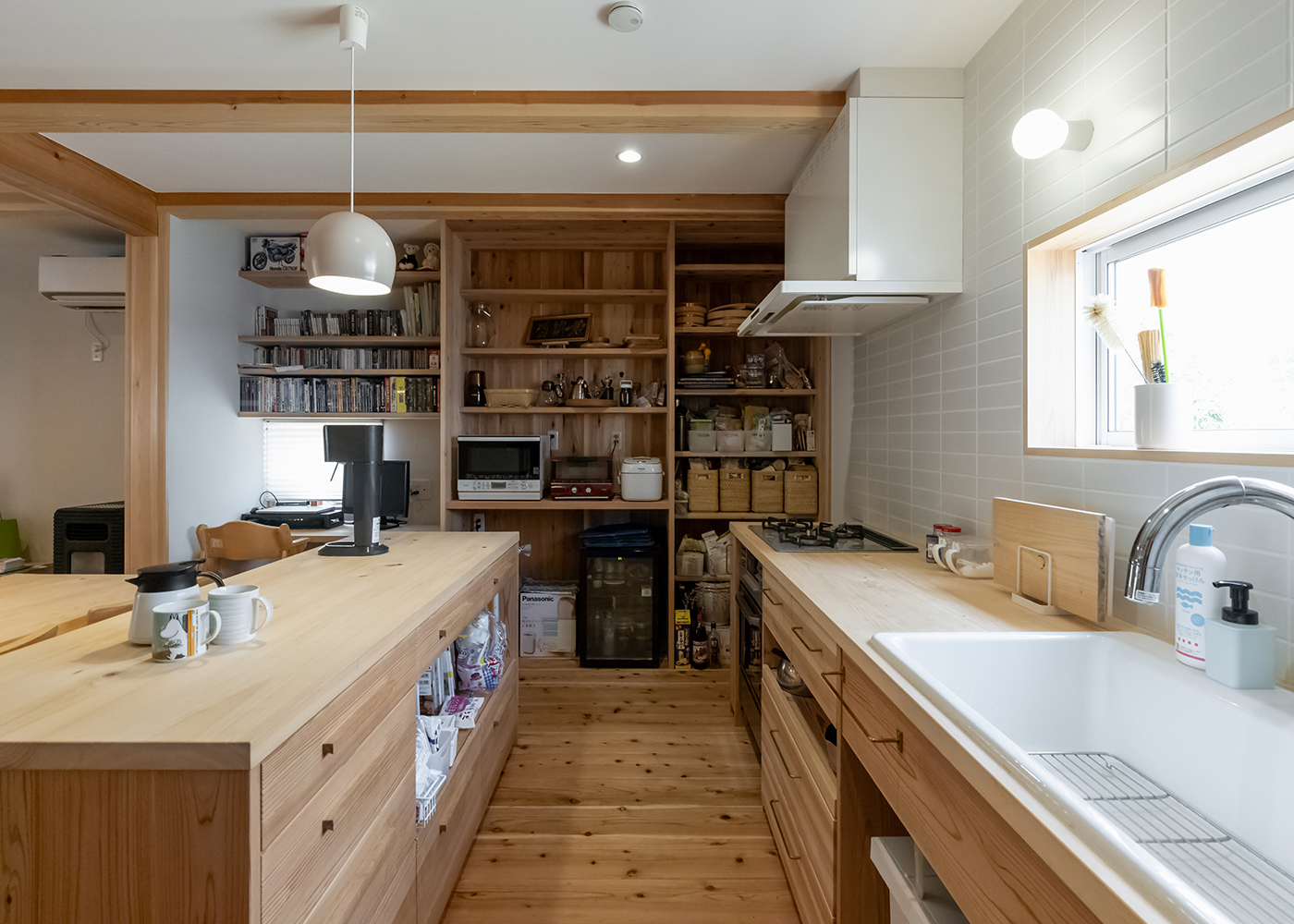 有吉住宅【収納力、自然素材、間取り】キッチンはオープンな収納に