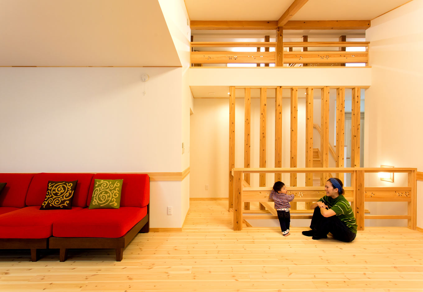 瀧口建設【二世帯住宅、自然素材、省エネ】2階のフリースペース。子どもが小さいうちは家族共有で楽しむセカンドリビングとして使う。子どもの成長に合わせて、2部屋に仕切ることも可能。勾配天井でロフトとつながり、より開放的な空間に