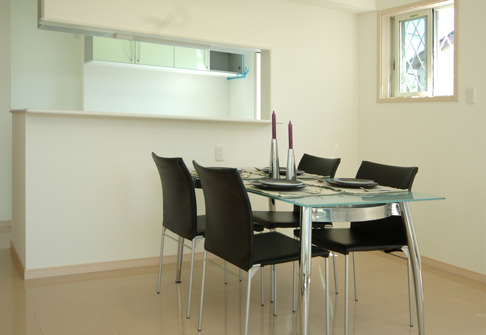 対面式のキッチンと一体感のあるダイニング