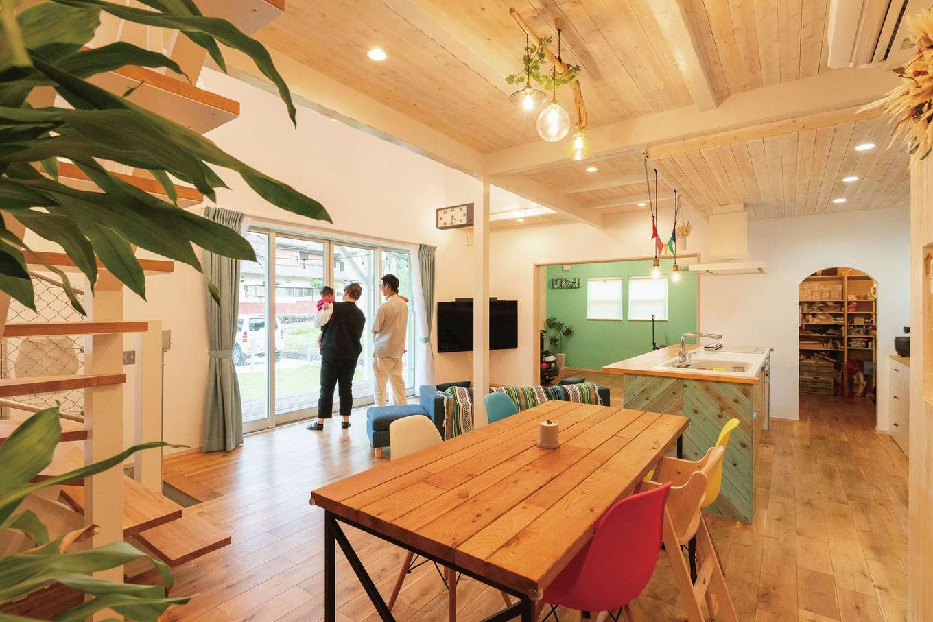 富士ホームズデザイン【輸入住宅、趣味、ガレージ】左奥の洋室は普段は開けて広さを演出。Rの入口のパントリーは、可動棚やマグネットウォールで利便性が高められている