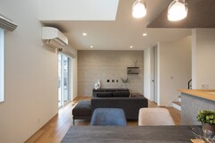 開放感あふれるリビングダイニング。シンプルでモダンな内装が落ち着いた雰囲気を演出し、日常を贅沢に楽しめる空間である。