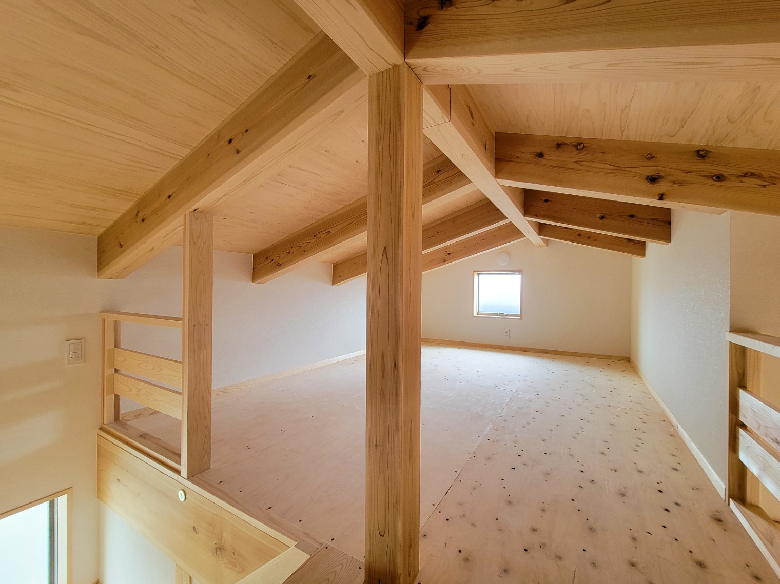 アクトホーム｜階段で上がる13.6帖の小屋裏収納。季節ものの衣類や雑誌、趣味のコレクションなどをしっかりしまえる広々スペース。