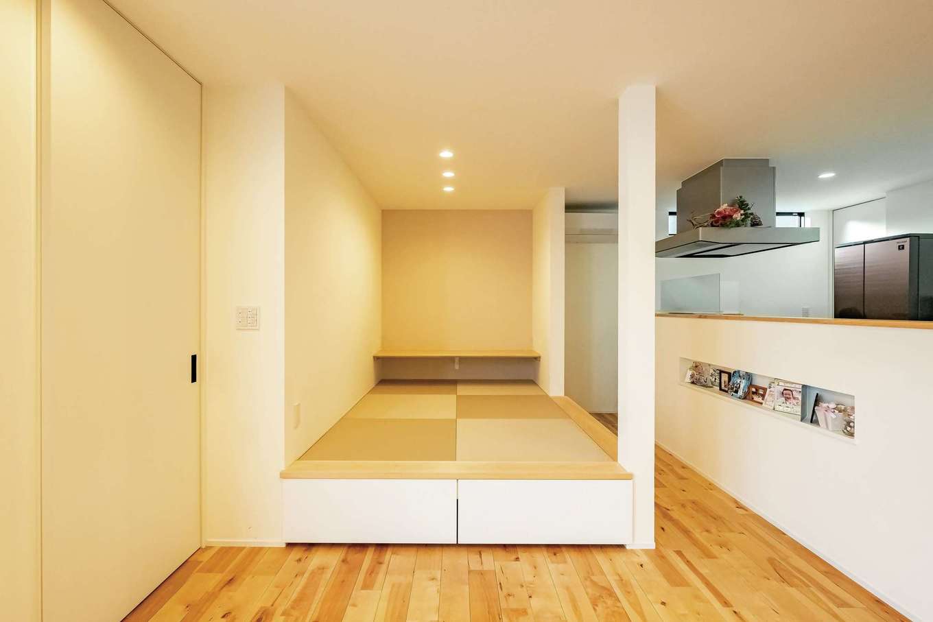 ARCHITECT STUDIO TEGOKORO （遠藤建築店）【子育て、間取り、平屋】リビングでテレビを見る時は無垢床に直接座るため、ソファやラグは置いていない。それゆえちょっと腰かけたい時には小上がりの畳コーナーへ。畳の下は引き出し収納になっており、無駄なくスペースを活用