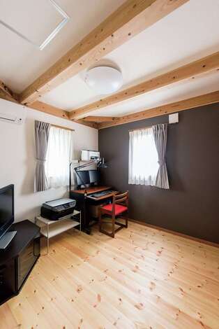 2階は床・梁とも着色なし。ご主人の仕事部屋はクロスでアクセントを