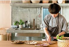 〝菌〟が育つ自宅兼アトリエで︑発酵食の魅力を伝える