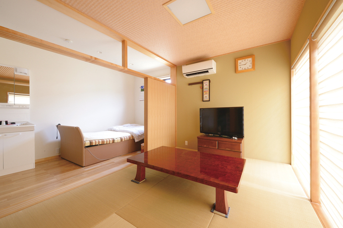 お母さまの居住スペースは、居間とベッドルーム、洗面・収納まで完備したワンルーム仕様。オーディオリビングからはキッチンと廊下で隔てられており、音はまったく気にならない