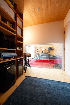 音楽ルームの隣にはガレージがあり、大きな窓からいつでも愛車を眺められる。好きなものに囲まれた空間は、ご主人の大のお気に入りだ