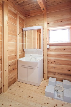 ナチュラルな木のぬくもりが感じられる洗面スペース。シンプルなデザインで贅沢な空間を演出している。