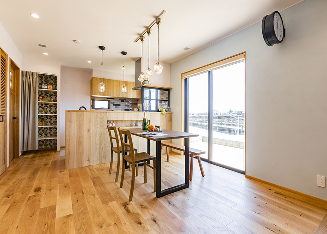 庭やテラスと一続きになるダイニング